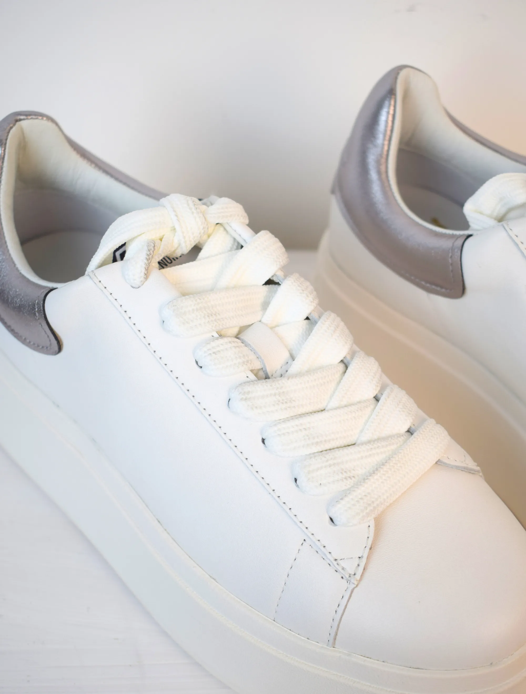 Moby Trainer White